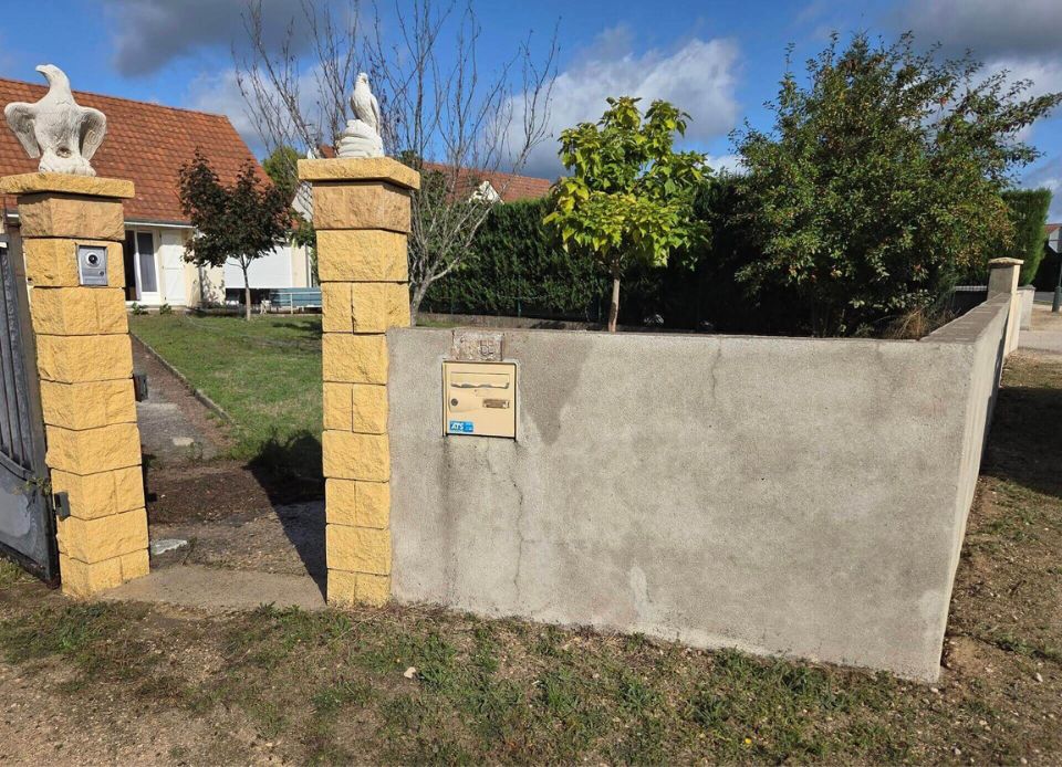 Nettoyage de mur de clôture après — Entreprise Renard 41